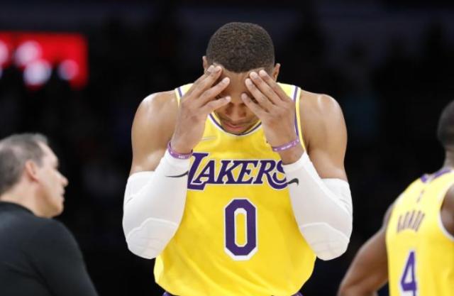 世界杯官方直播软件安装-13中1失误6次入账54万美元 韦少:要做更好的自己