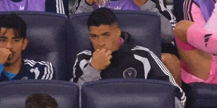 世界杯客户端升级说明-替补待命,苏亚雷斯坐在替补席上啃起了手指